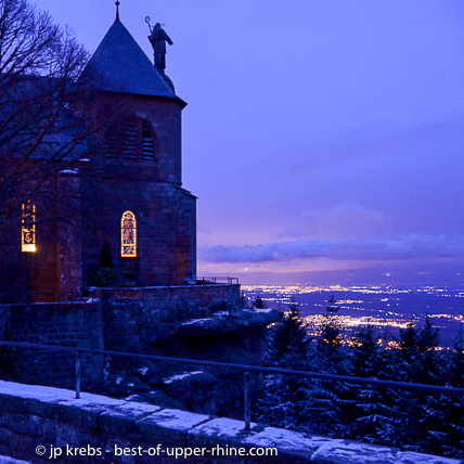 Die Klosterkirche auf dem Odilienberg mit Blick auf das Rheintal u. Elsass