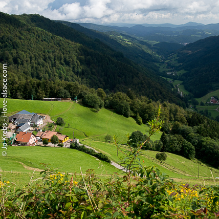 Die Umgebung von unserem Dorf La Vancelle von dem Col des Bagenelles nach Sainte-Marie-aux-Mines gesehen.