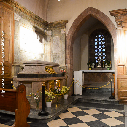 Le tombeau et sarcophage de Sainte Odile dans une petite chapelle romane adjacente  l'glise.
