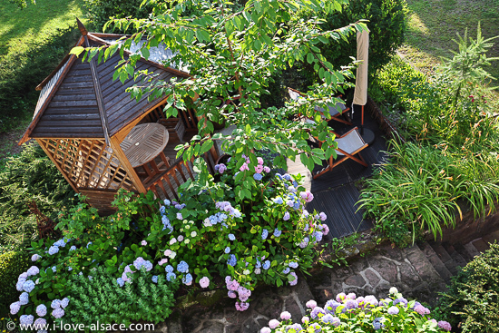 Ein Gartenhuschen mit Essecke, kleine Terrasse, 2 Gartensthle und Sonnenschirm steht fr unsere Gste der WANDERER Fewo zu Verfgung.