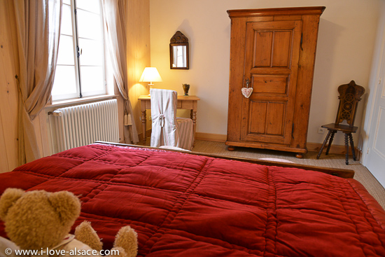 Bedroom in the holiday apartment the Mountain Hiker with a comfortable and romantic king size bed (180 x 200 cm).